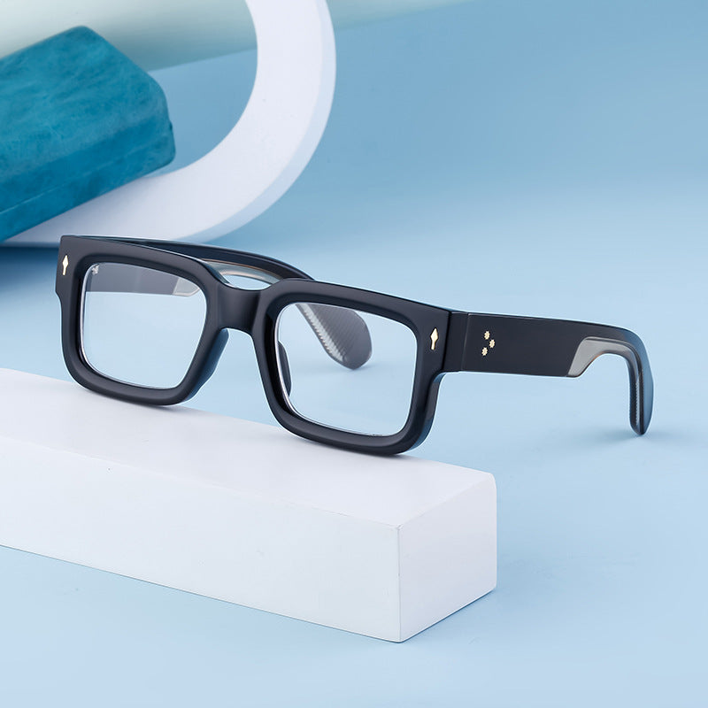 Fashionable boxy sunglasses for men with a simple frame that can be paired with nearsighted glasses