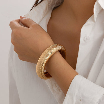 Design sense: Geometric square smooth circular ring bracelet, niche hollow alloy bracelet