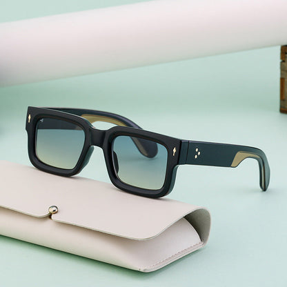 Fashionable boxy sunglasses for men with a simple frame that can be paired with nearsighted glasses